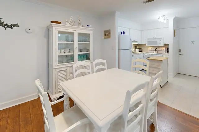 Dining area at Fiddler’s Cove 2K